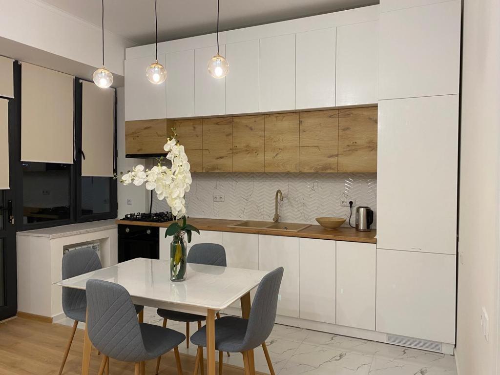 Beautiful Apartment With 3 Balconies In The Center Of Erevan Esterno foto