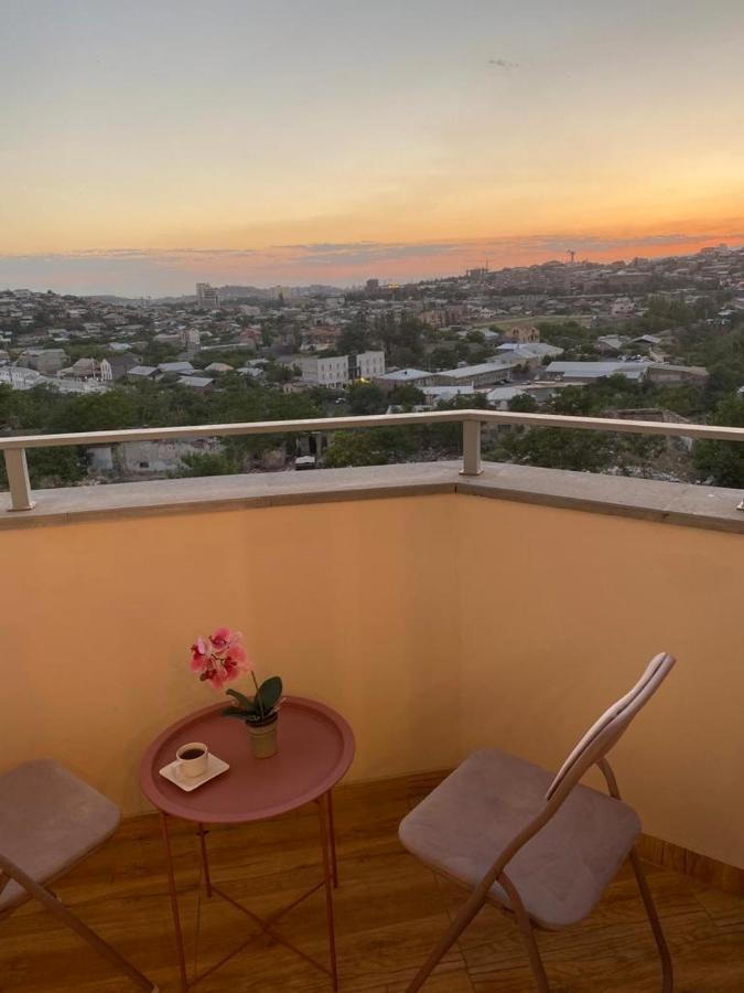 Beautiful Apartment With 3 Balconies In The Center Of Erevan Esterno foto