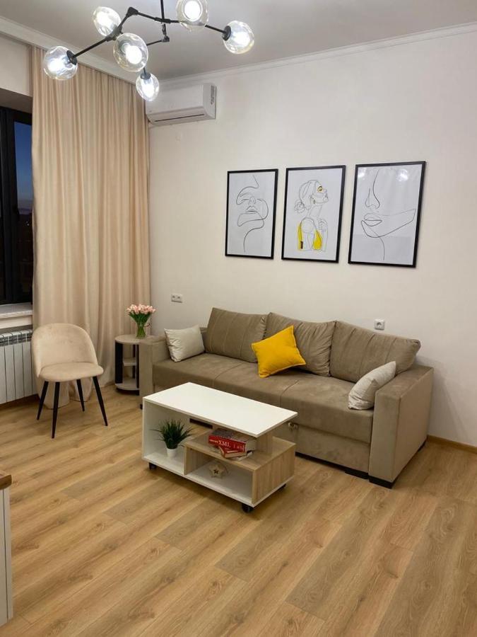 Beautiful Apartment With 3 Balconies In The Center Of Erevan Esterno foto