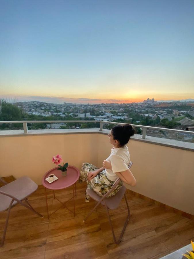 Beautiful Apartment With 3 Balconies In The Center Of Erevan Esterno foto